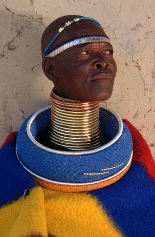 Afrika qabilasidan bo'lgan odamning bo'ynini cho'zish uchun uzuklar